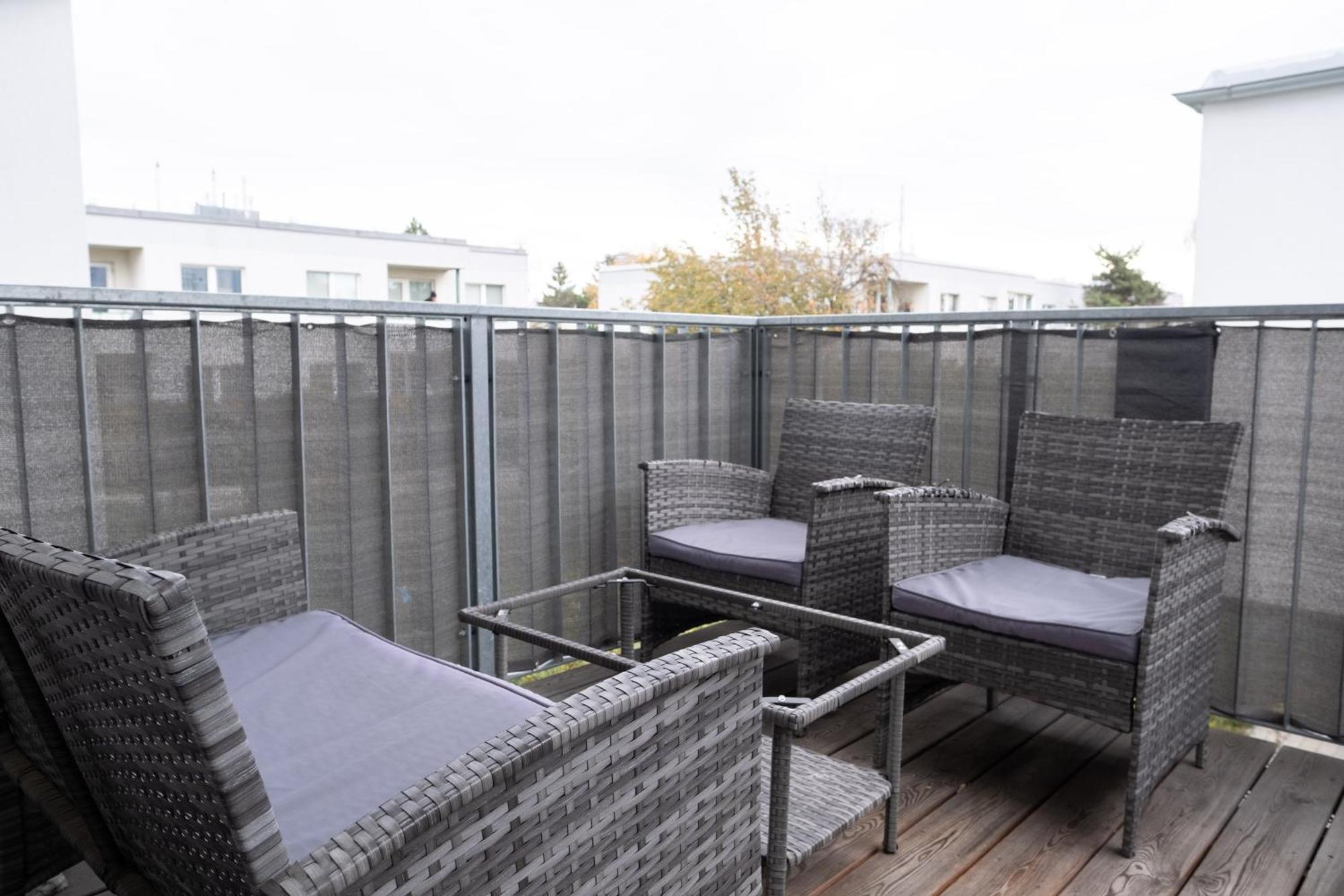 Modern Apartment W/ Cozy Balcony Near City Center เวียนนา ภายนอก รูปภาพ