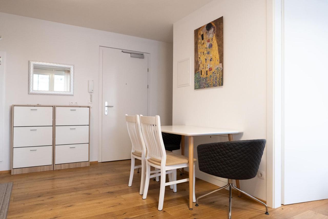 Modern Apartment W/ Cozy Balcony Near City Center เวียนนา ภายนอก รูปภาพ