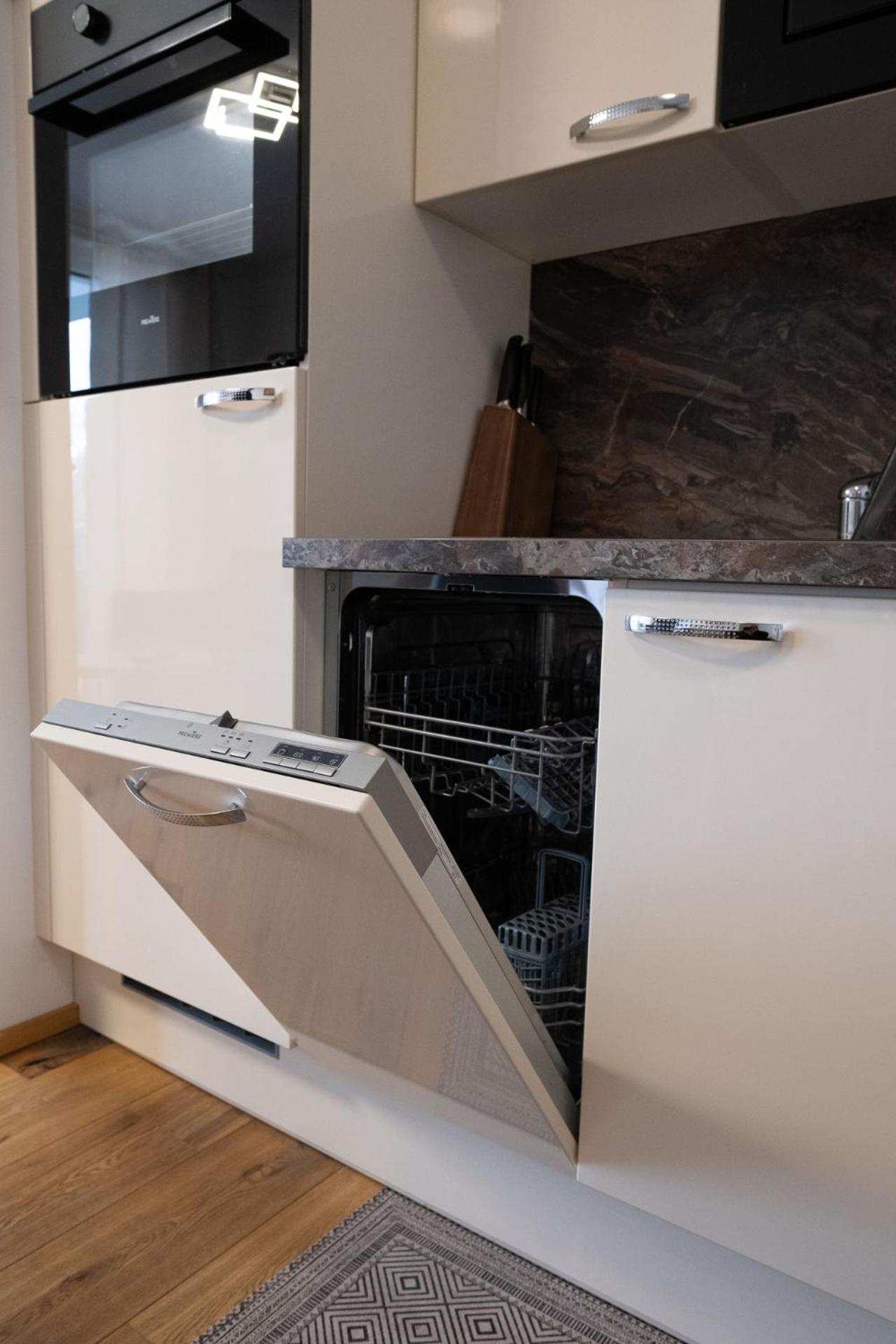 Modern Apartment W/ Cozy Balcony Near City Center เวียนนา ภายนอก รูปภาพ