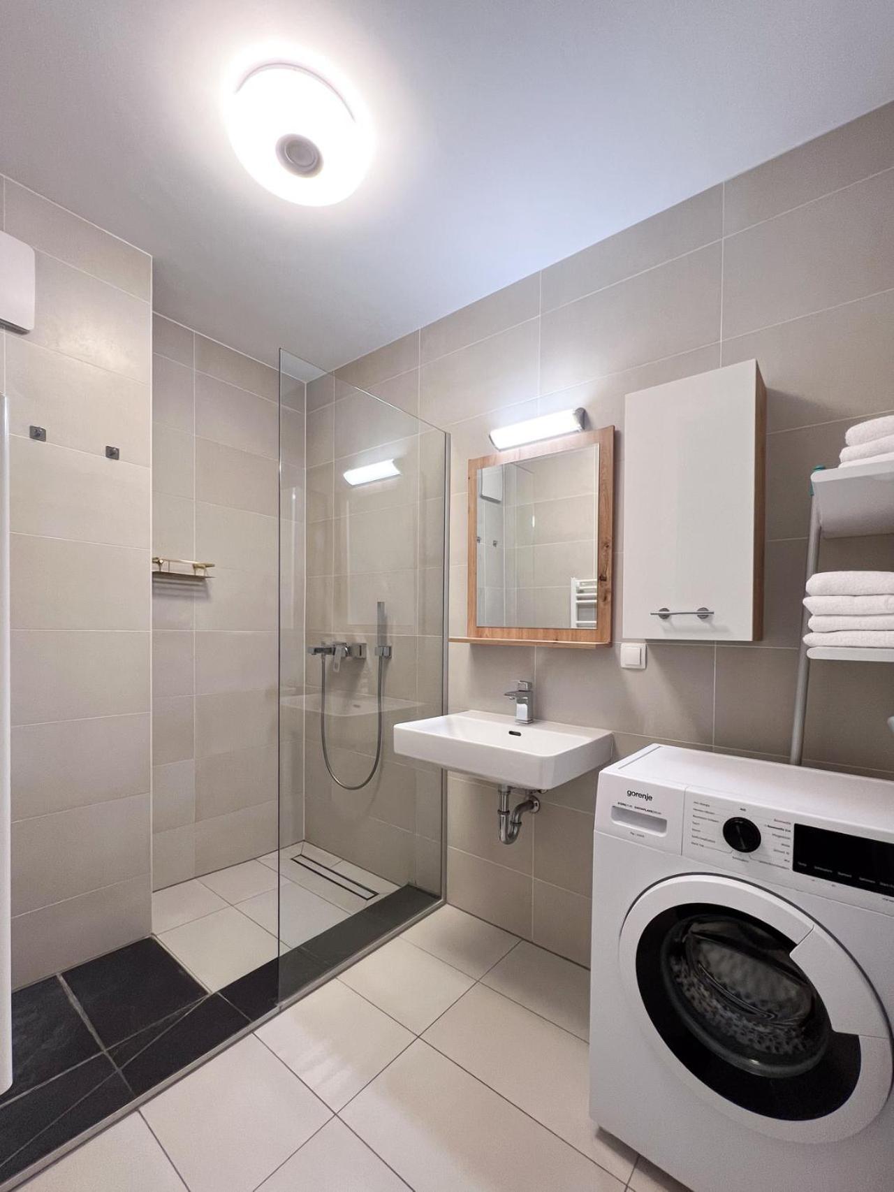 Modern Apartment W/ Cozy Balcony Near City Center เวียนนา ภายนอก รูปภาพ