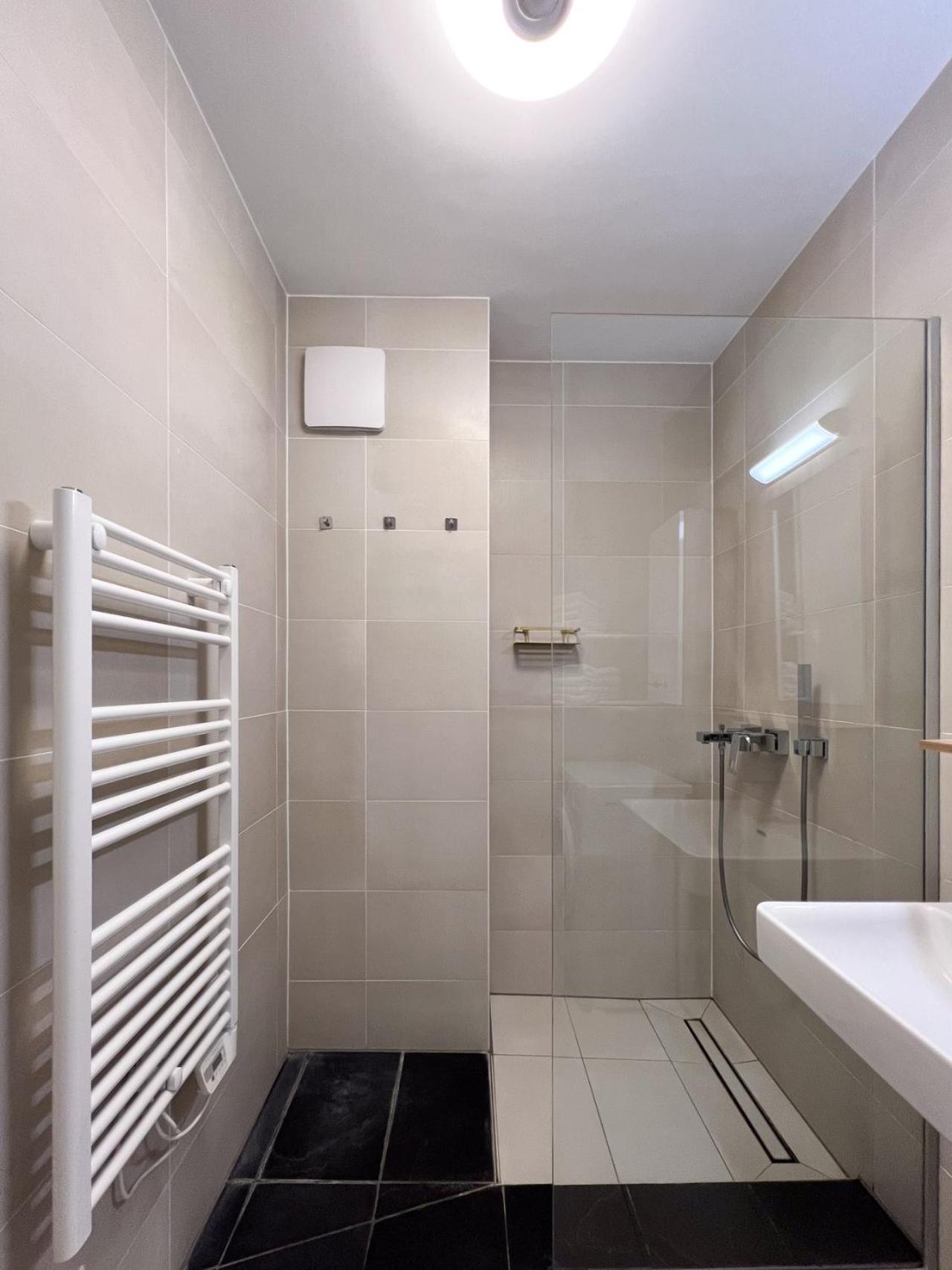 Modern Apartment W/ Cozy Balcony Near City Center เวียนนา ภายนอก รูปภาพ