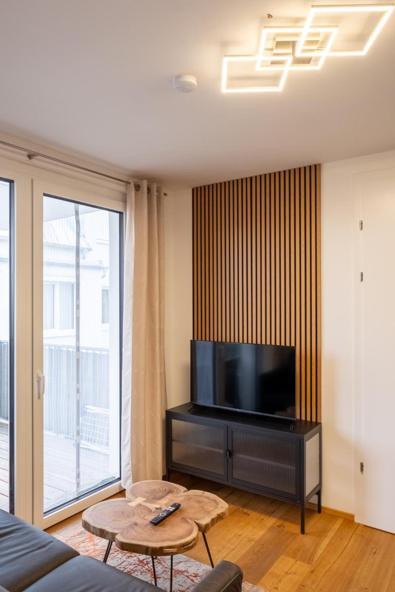 Modern Apartment W/ Cozy Balcony Near City Center เวียนนา ภายนอก รูปภาพ